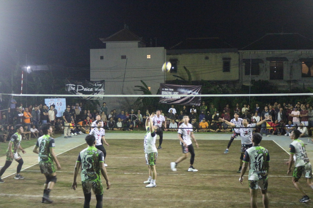 Pertandingan Final Bola Voli Banjar Dukuh Vs Banjar Pegending Serangkaian PorseniDes Dalung 2023